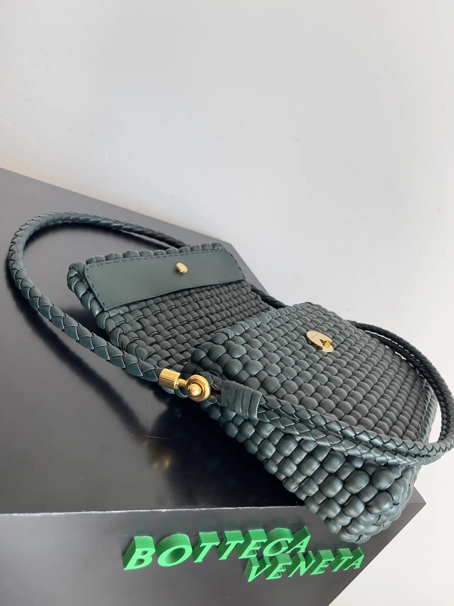 Batch 3120 Reshape the classics, Swing is back, BOTTEGA VENETA Bottega Veneta women's Swing shoulder bag is made of tubular quilted weaving technology. The unique vertical weaving of the bag is impressive. The overall style reveals a medieval style, which is in line with the current retro trend. It is simple and versatile without losing personality. It can be adapted to different styles for work and commuting. Both cross-body and hand carry are created with everyone in mind. It is a bag that does not lose its practicality and beauty [Hop Jump] [Hop Jump] Style No.: 764073 Size: 25*19*6